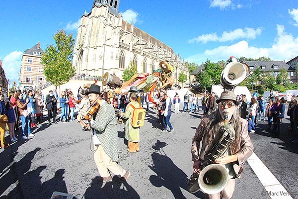 Fanfare demain on change tout devant la halle st Jacques 