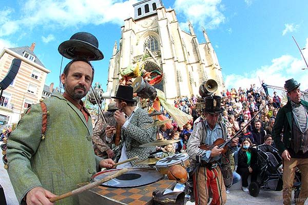 Marionnettes géantes de la Compagnie Demain on change tout à Lisieux.