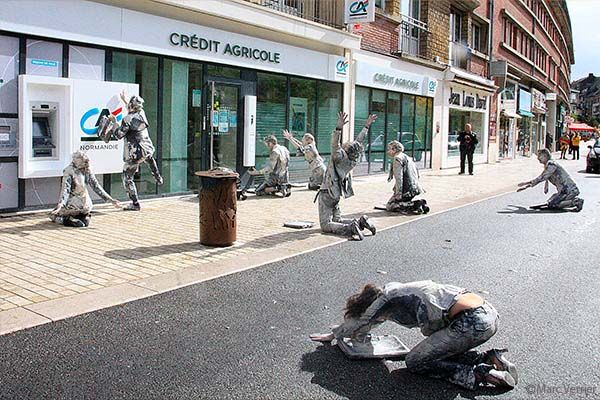 avenue Victor Hugo à Lisieux , spectacle devant le credit agricole avec la Cie numéro 8